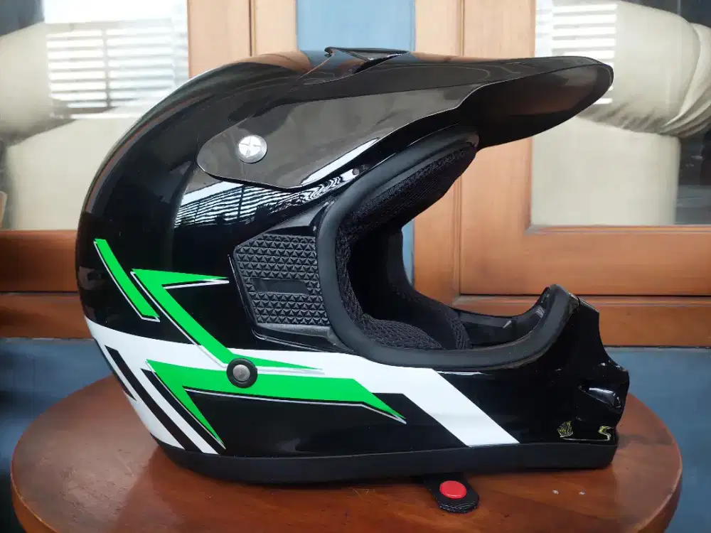 Helm trail original KLX gress tidak pernah dipakai