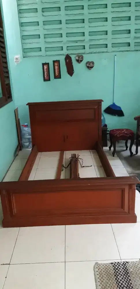 Jual tempat tidur bekas