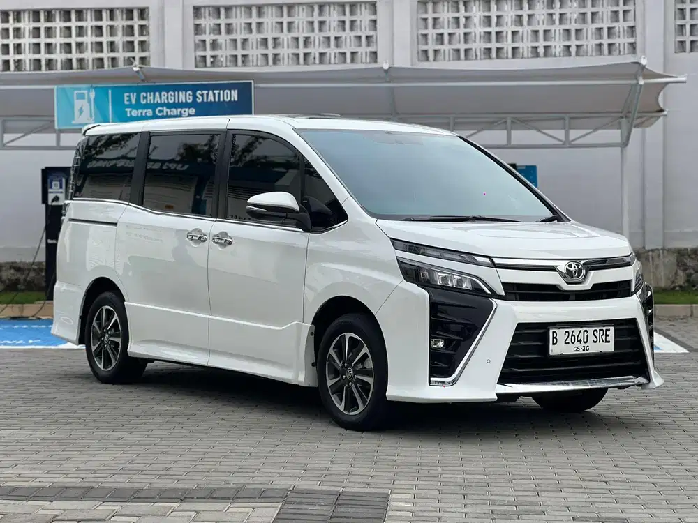 LOW KM 56rb!! Toyota Voxy 2.0 Bensin AT 2020 - Putih
