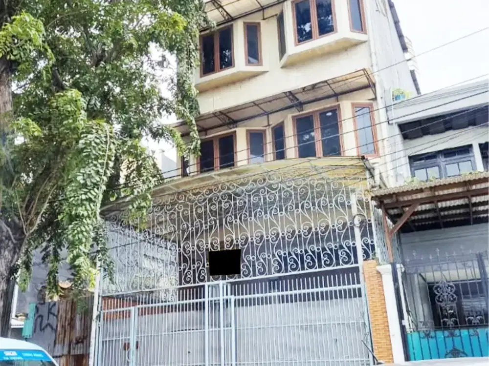 Rumah 3 Lantai 13+1 Kamar Pinggir Jalan Raya Hadap Timur