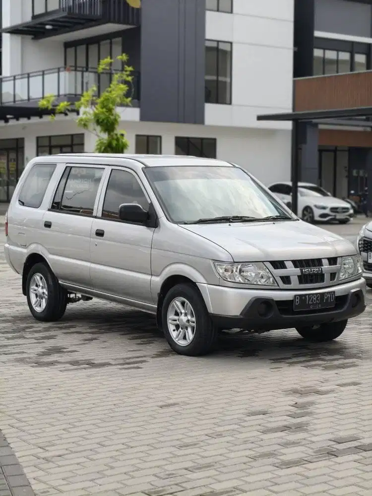 TANGAN 1 DARI BARU! Isuzu Panther 2.5 LM Smart MT 2015 - Silver