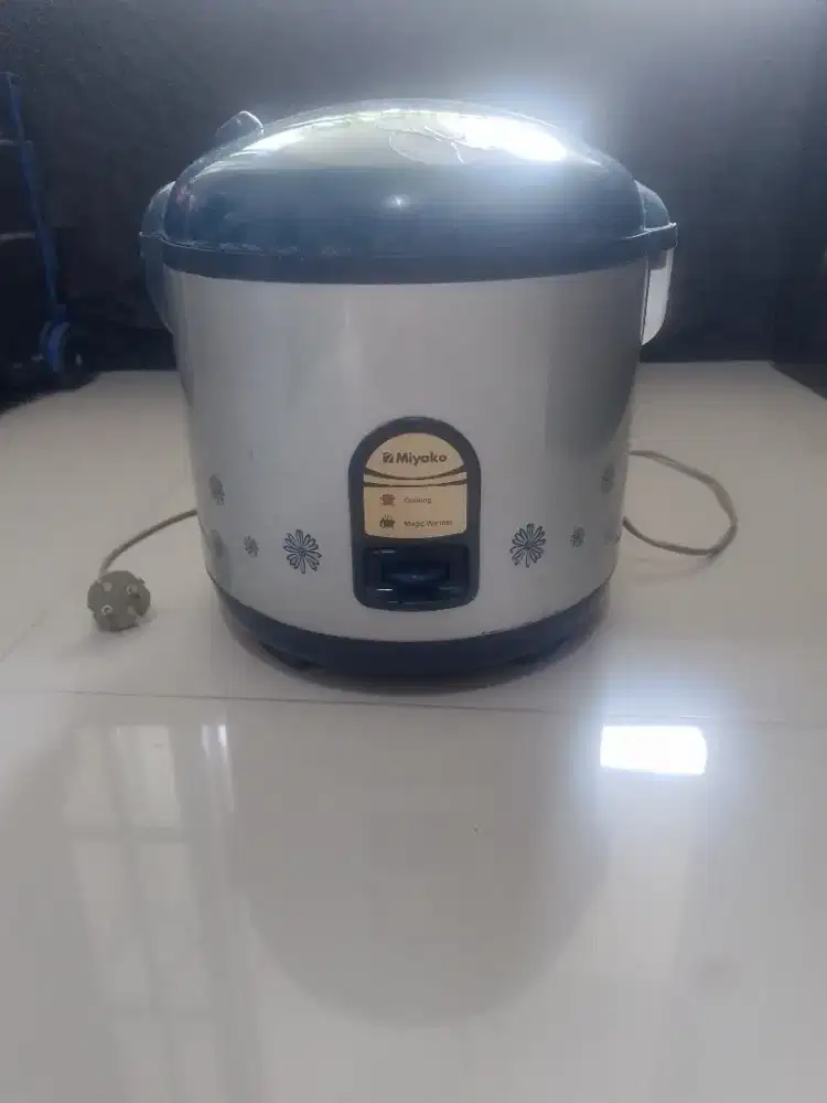 Di jual rice cooker / penanak nasi merk miyako 1,8 L