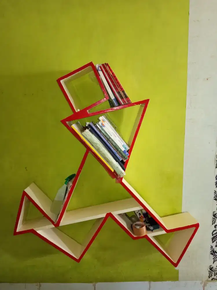Rak kayu yang unik
