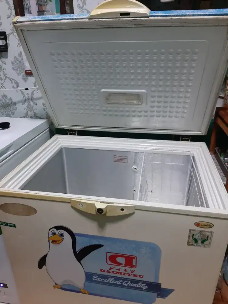 Freezer box merek Daimitsu 220L