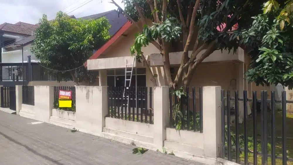 Rumah Luas 5 Kamar Lokasi Dekat Kampus di Jalan Colombo Depok Sleman