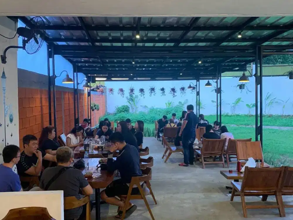 DILELANG Murah Rumah Klasik Besar eks Cafe Strategis nyaman di Jl. Hegarmanah, Bandung