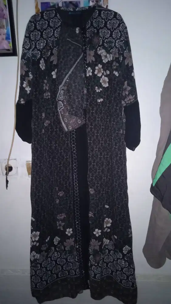 Gamis, kerudung, dan sepatu baru