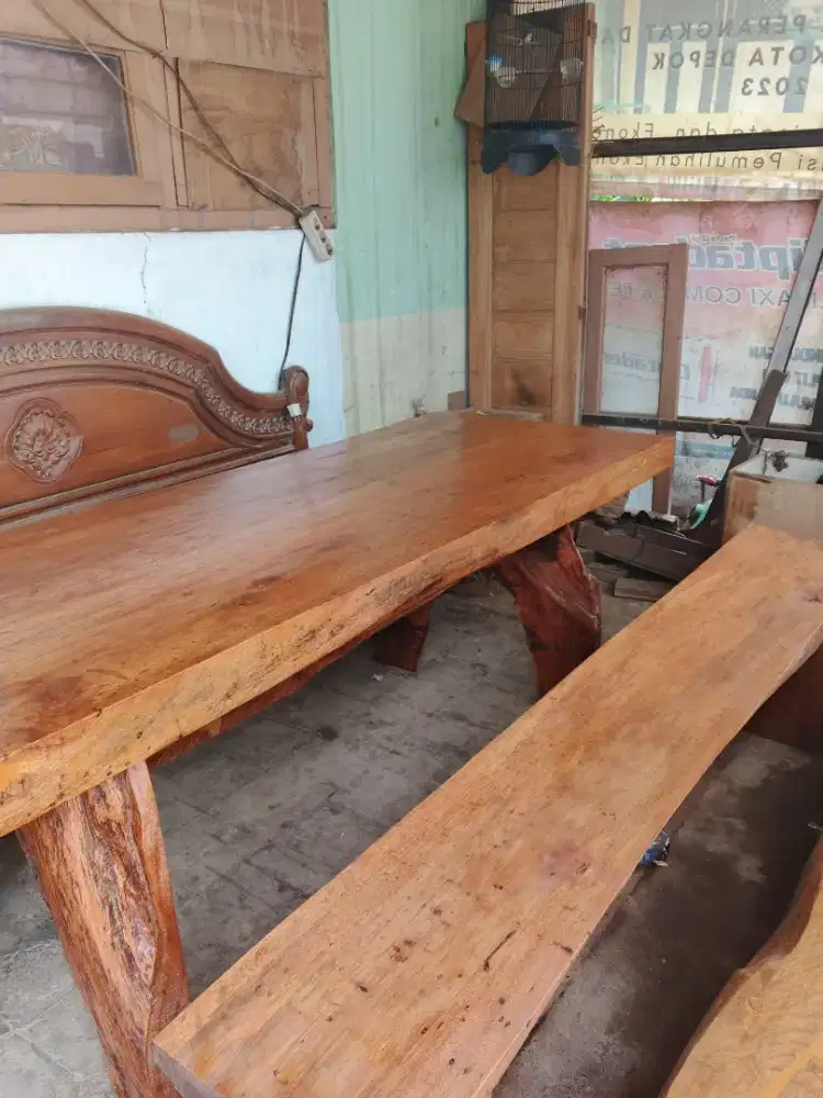 Meja makan antik teras