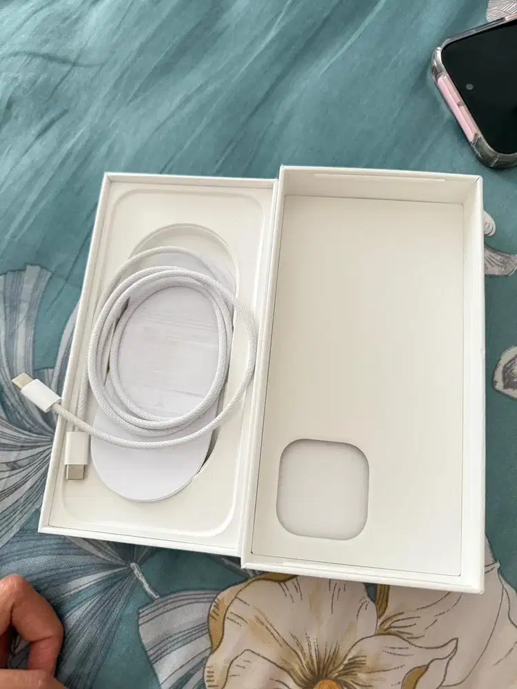Dijual iphone 16pm 512 gb mulus baru pake 7 bulan