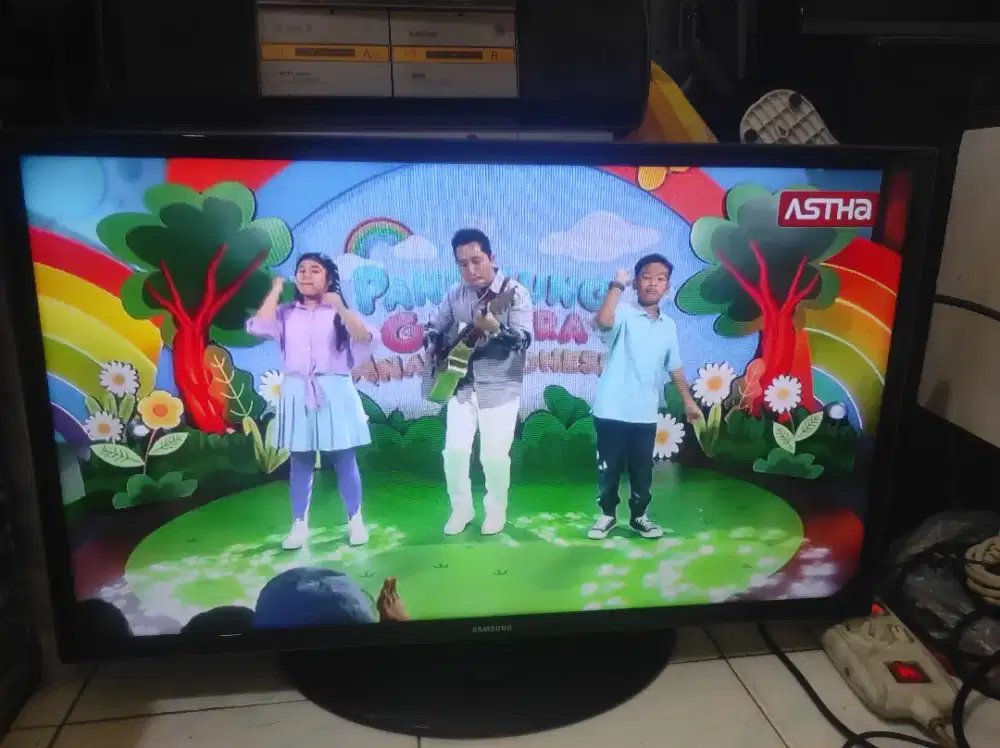 Televisi LED  merk Samsung  32 inch suara dan gambar jernih