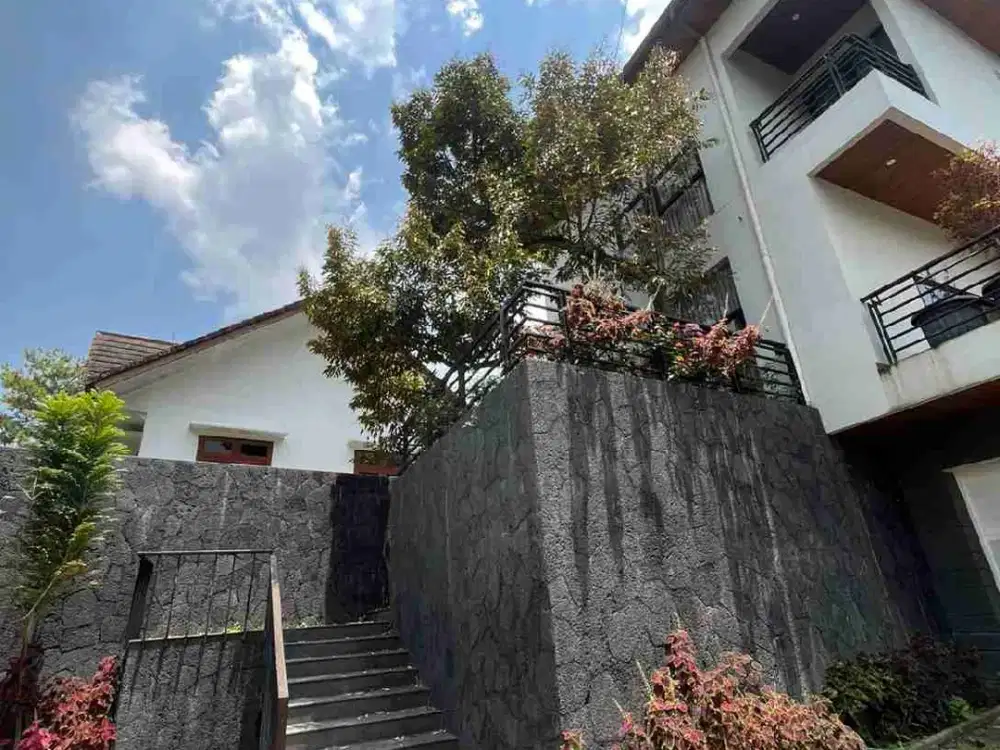 Rumah villa mewah di setiabudi bandung, strategis dan jarang ada