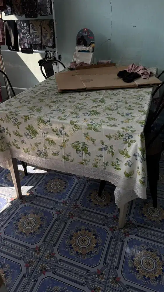 Meja makan 6 kursi