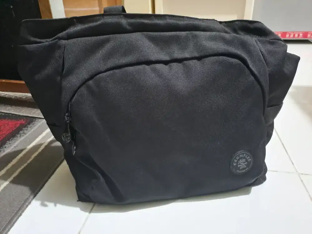 Tas crumpler warna hitam