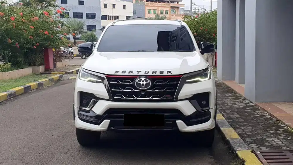 Toyota Fortuner 2.4 VRZ TRD Sportivo AT Putih Facelift 2021 Record