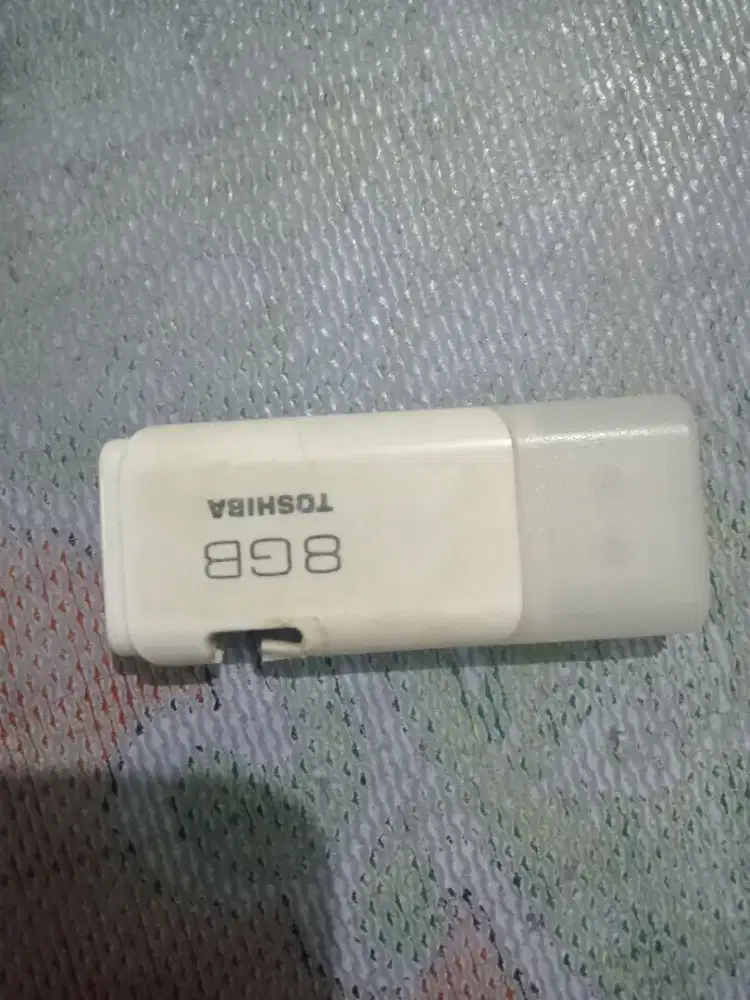 flasdisk8 gb dijual karena lagi perlu uang
