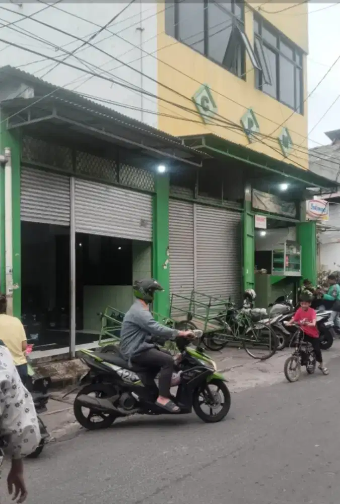 Kerja serabutan, diutamakan tinggal di mes karyawan.
