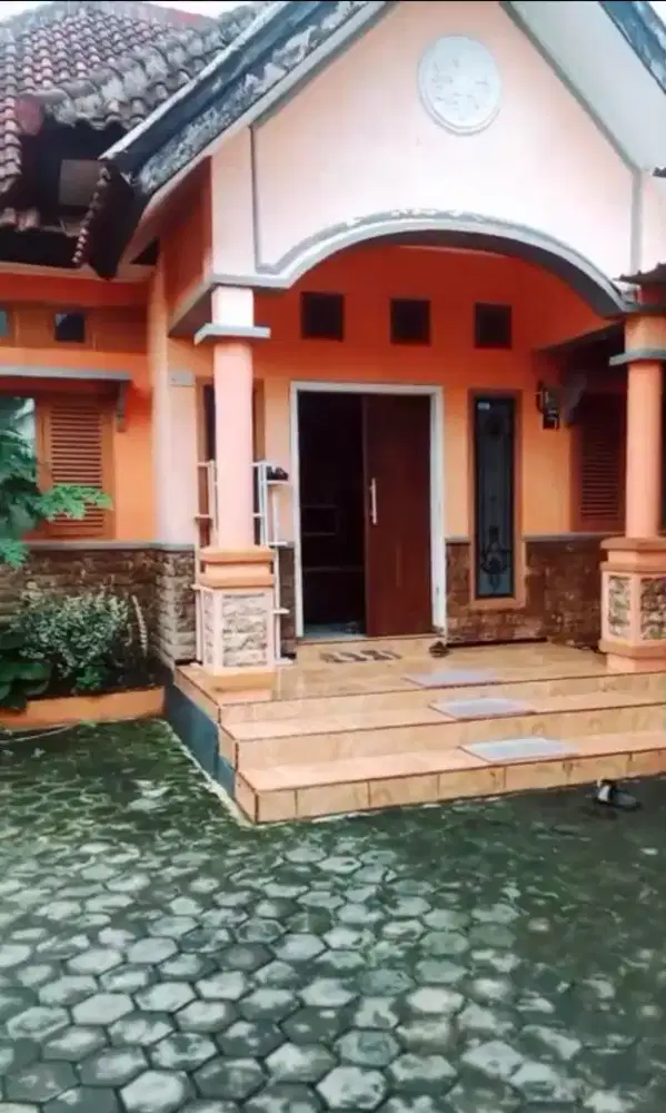 Dijual Rumah + Ruko Luas dan Nyaman.