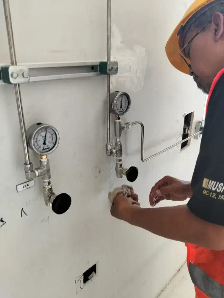 Pekerjaan pemasangan Instalasi Gas Lab. Dan industri