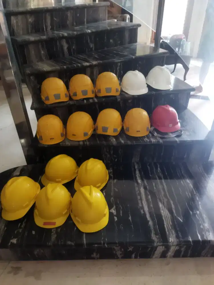 Helm proyek merk borongan ada 14 merk mahak