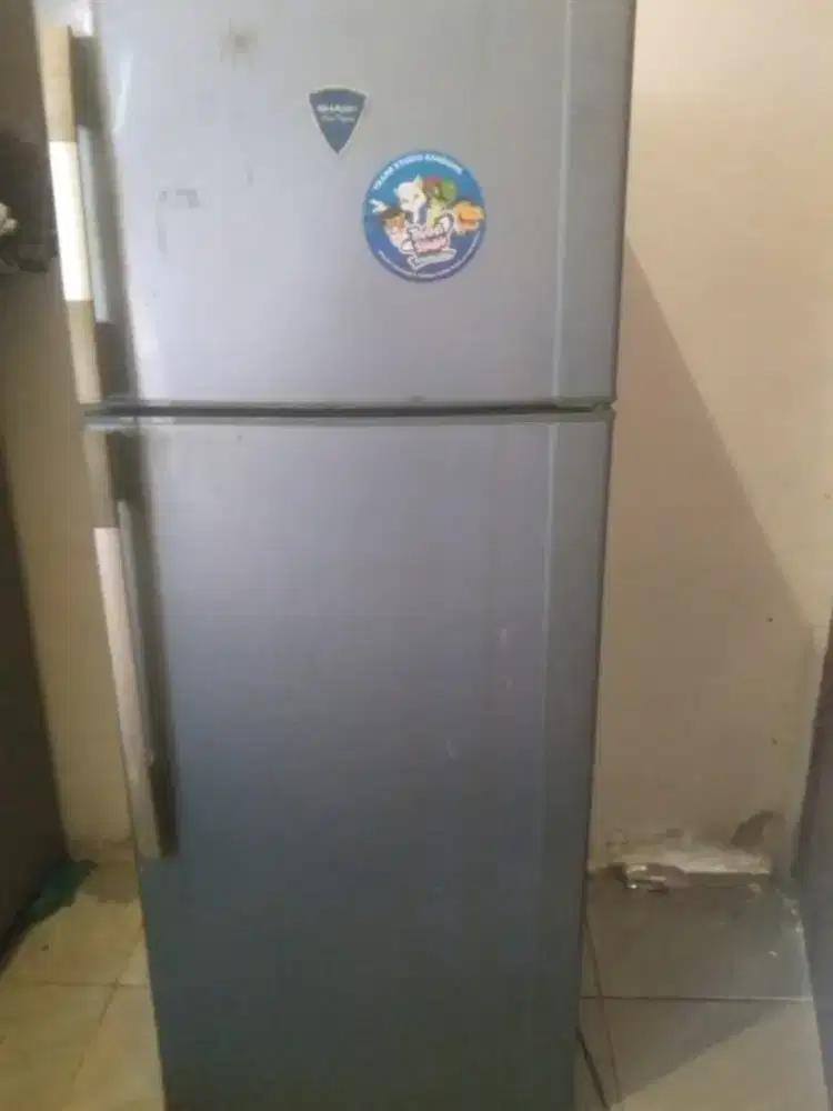 Ini kulkas 2 pintu merk Sharp siap pakai