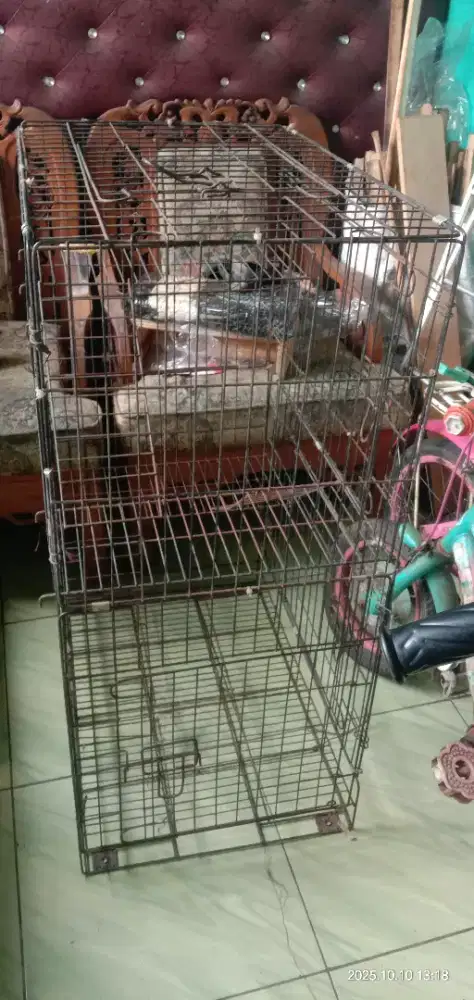 Kandang besi tiga tingkat