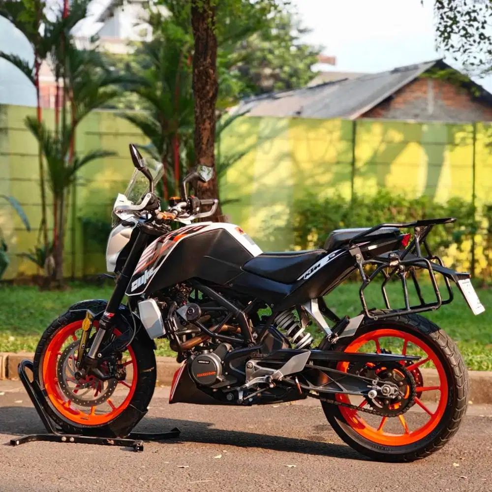 KTM DUKE 200 PUTIH 2017 KM 12K PAJAK PANJANG KAYAK BARU