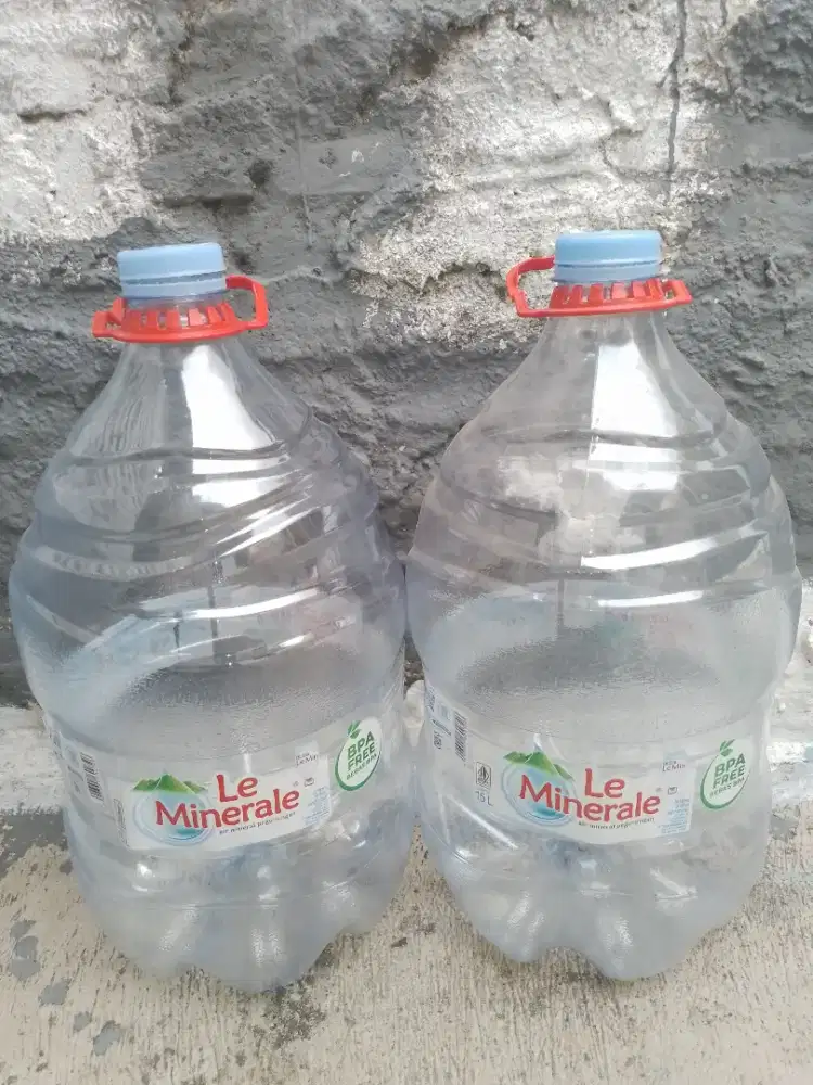 Galon le mineral bekas kosongan tanpa isi