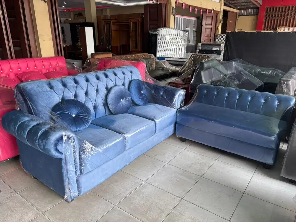 Sofa kancing permata biru bludru