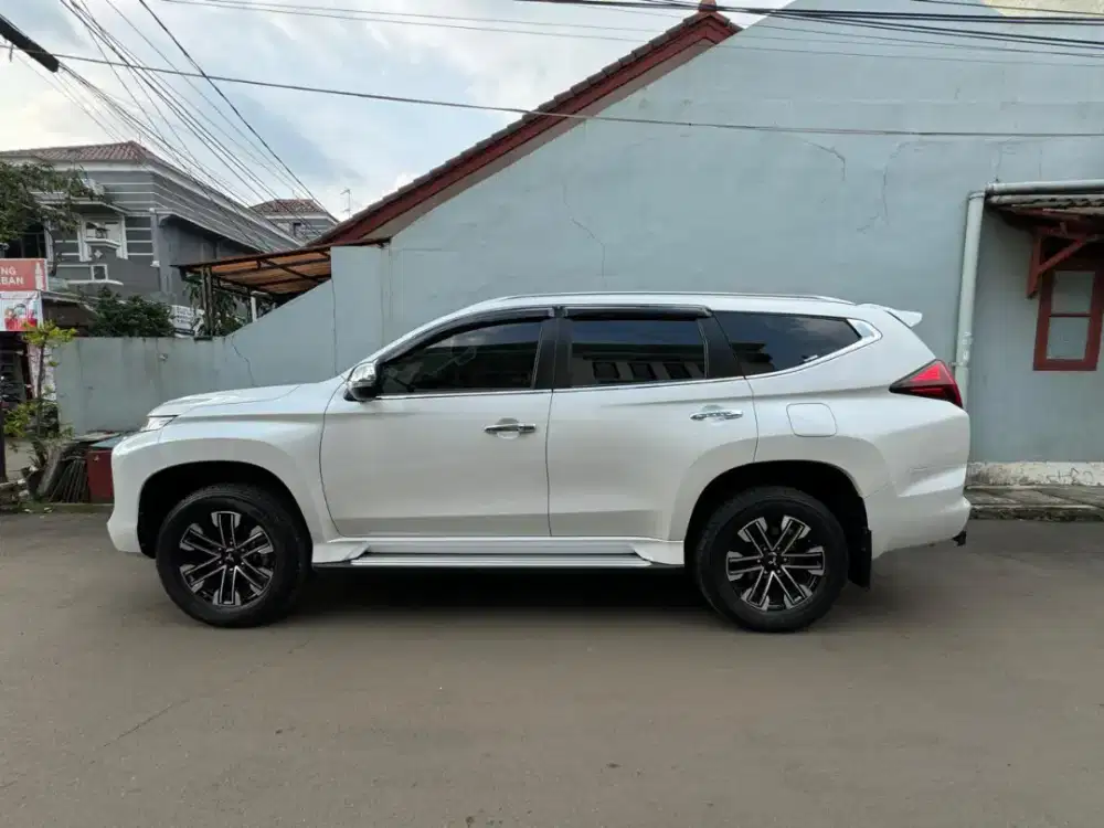 White Pajero sport dakkar