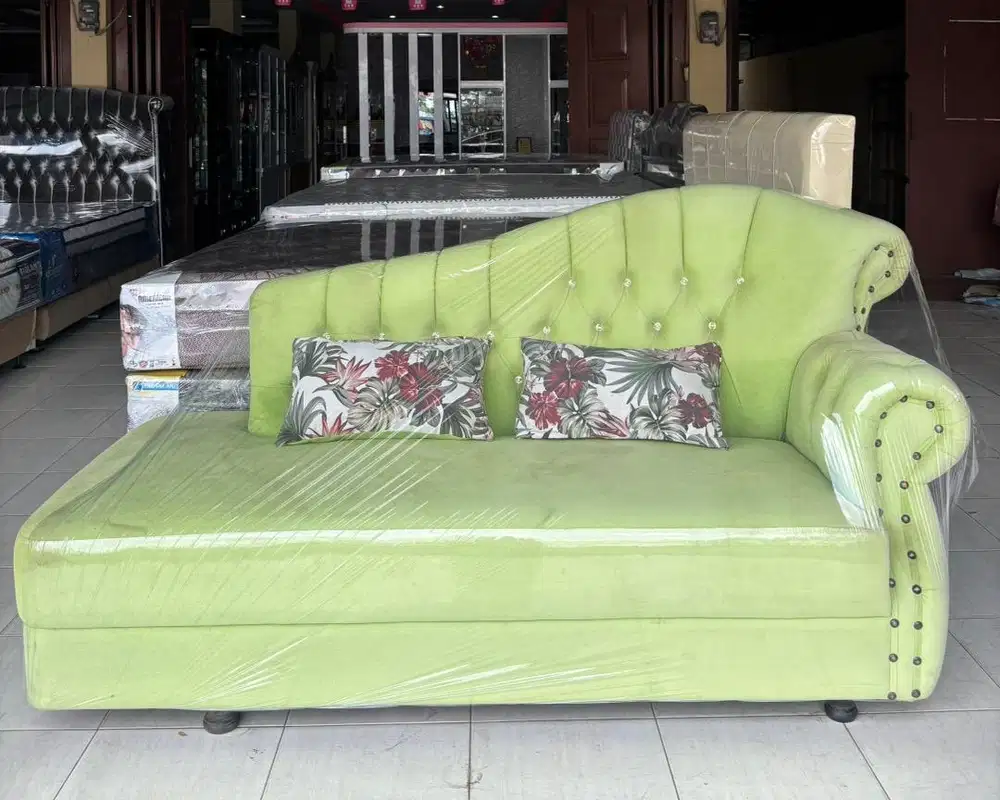 Sofa santai hijau bludru