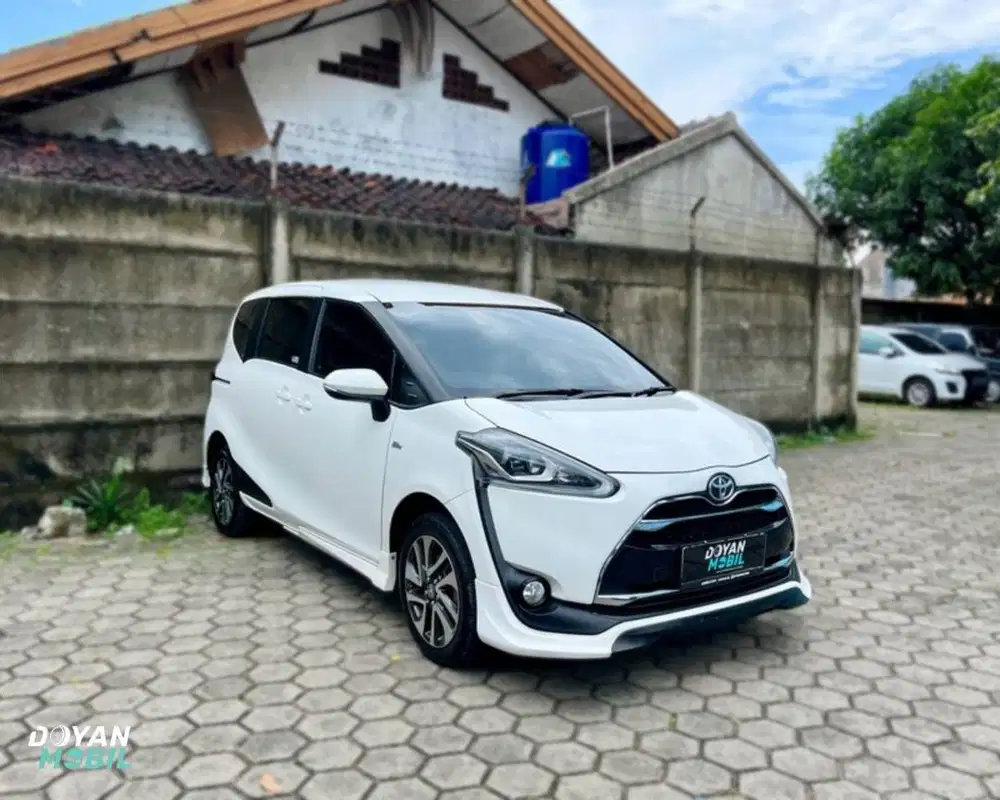 CASH TOYOTA Sienta Q matic 2017 (Pemakaian 2018) - White Tangan 1Dr Br