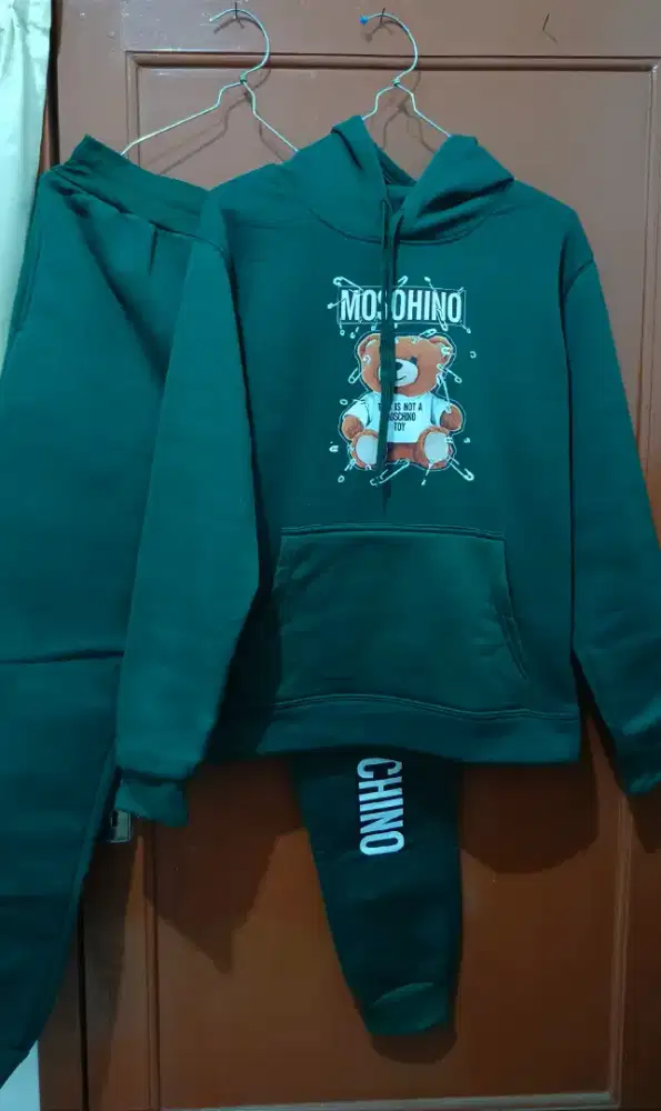 setelan celana dan hoodie