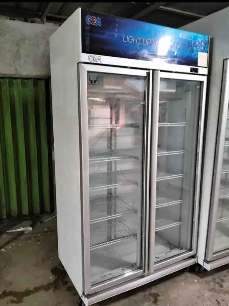 Showcase 2 pintu merk Gea