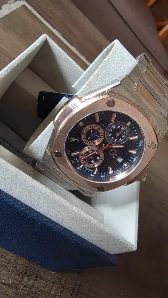 Jam Tangan Pria Guess Collection Y99002G7MF Chronograph Swiss Made
