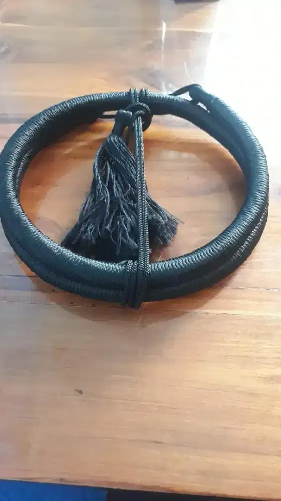 Igal ikat kepala warna hitam