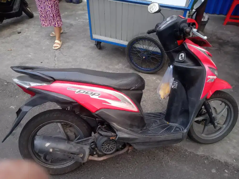 Honda Beat Pop ( warna merah )