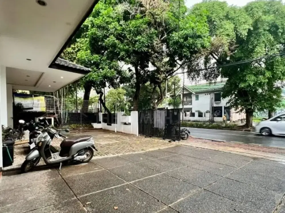 DISEWAKAN RUMAH USAHA GANDARIA KEBAYORAN BARU EX CLINIC