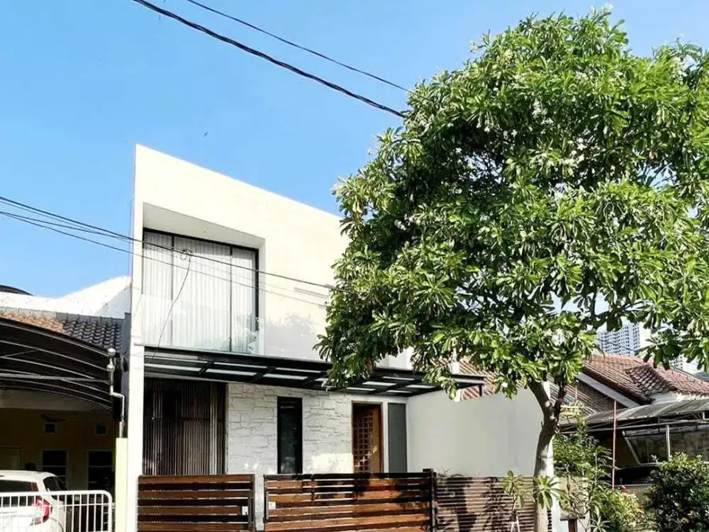 JUAL RUMAH SIAP HUNI TERAWAT ARAYA 2 POSISI DEPAN TAMAN