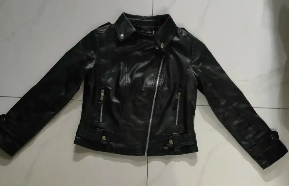 Jaket kulit wanita