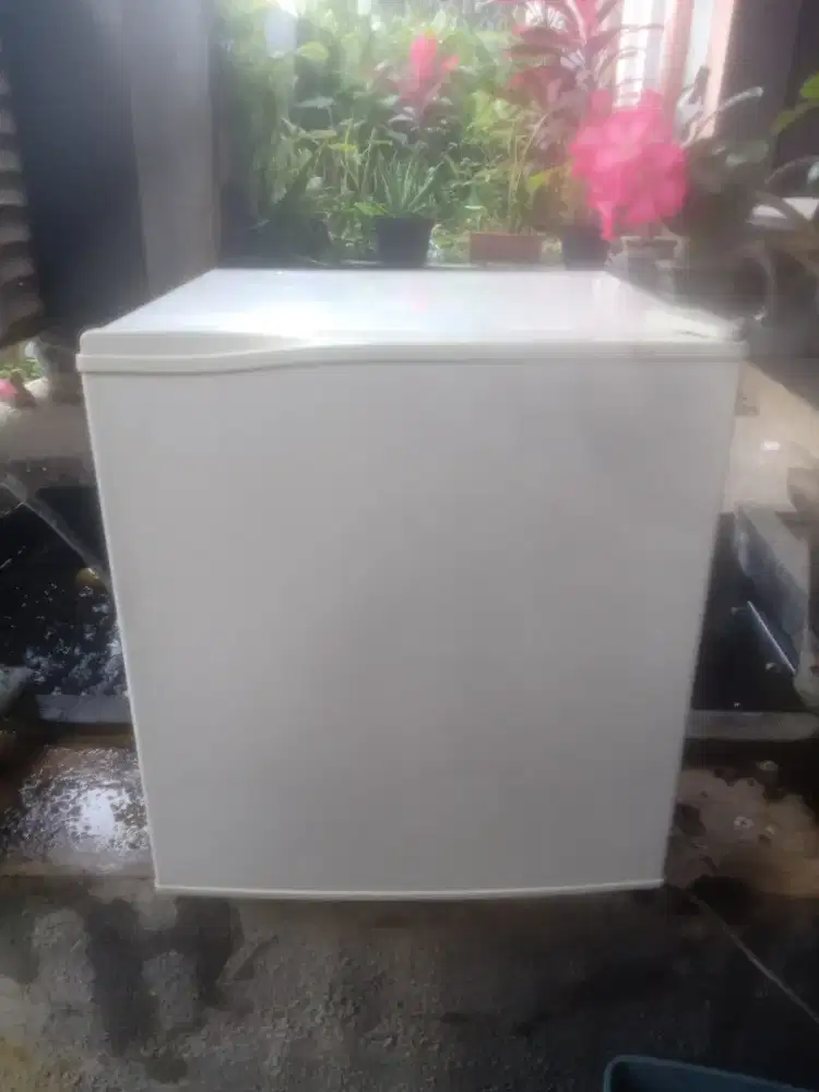 Di jual kulkas mini merk LG