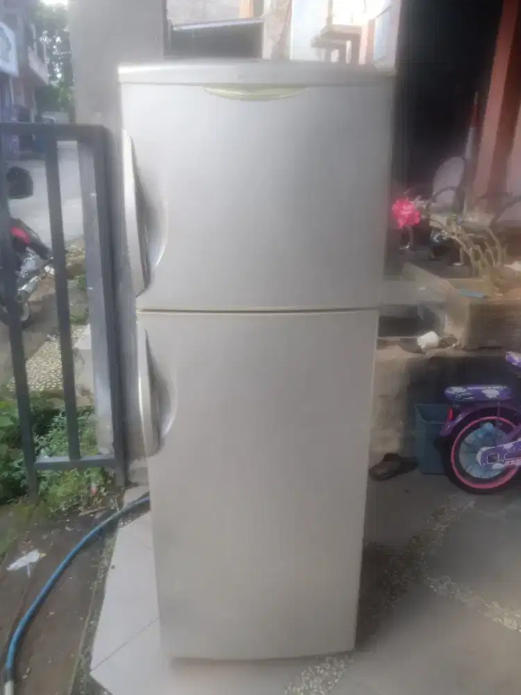 Di jual kulkas 2 pintu SANYO