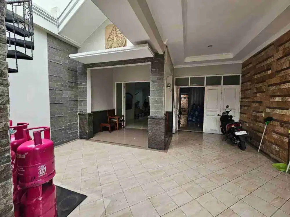 dijual rumah bagus di Bulevard hijau pinggir jalan ,lokasi strategis dekat dengan area komersil