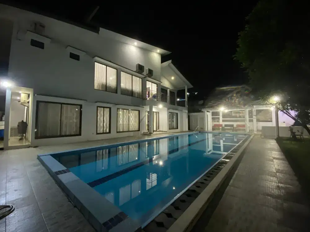 DIJUAL RUMAH PREMIUM 3 LANTAI BAGUS SEMIFURNISH BGH SENTUL CITY SSR323