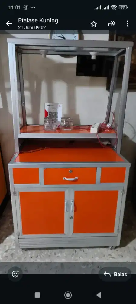 Lemari etalase jualan