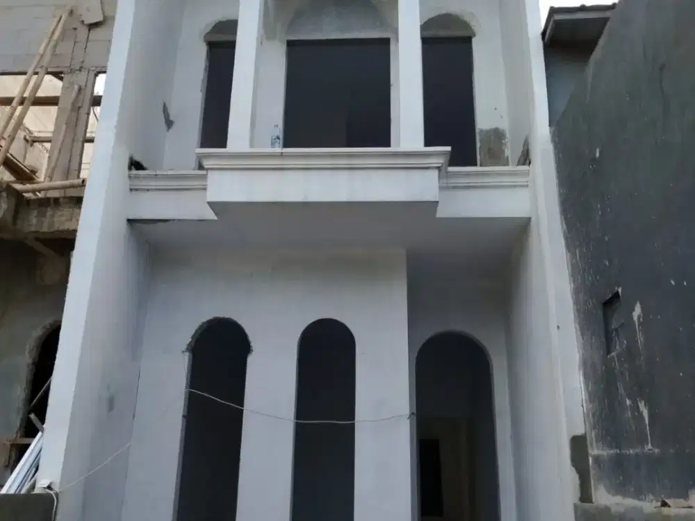 RUMAH KLASIK DI JATIWARINGIN 2 LANTAI SHM BEBAS BANJIR TANAH LUAS