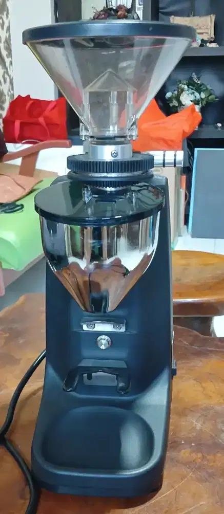 Mesin Grinder kopi Expresso Latina DX 60V spt baru jarang pakai NORMAL