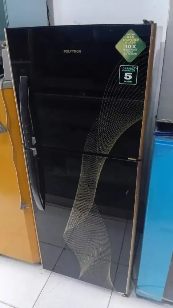 Kulkas 2 pintu politron bekas bergaransi