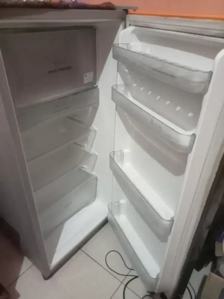 Bismilah numpang jual kulkas satu pintu merek  glacio nomines