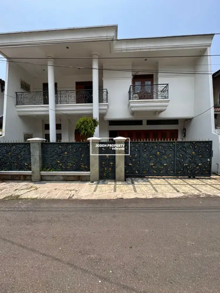 JUAL RUMAH BESAR DI WILAYAH KEBAYORAN BARU, JAKSEL LOKASI STRATEGIS