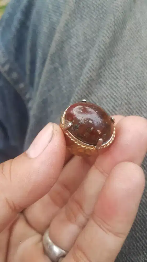 batu besar emas merah sulawesi